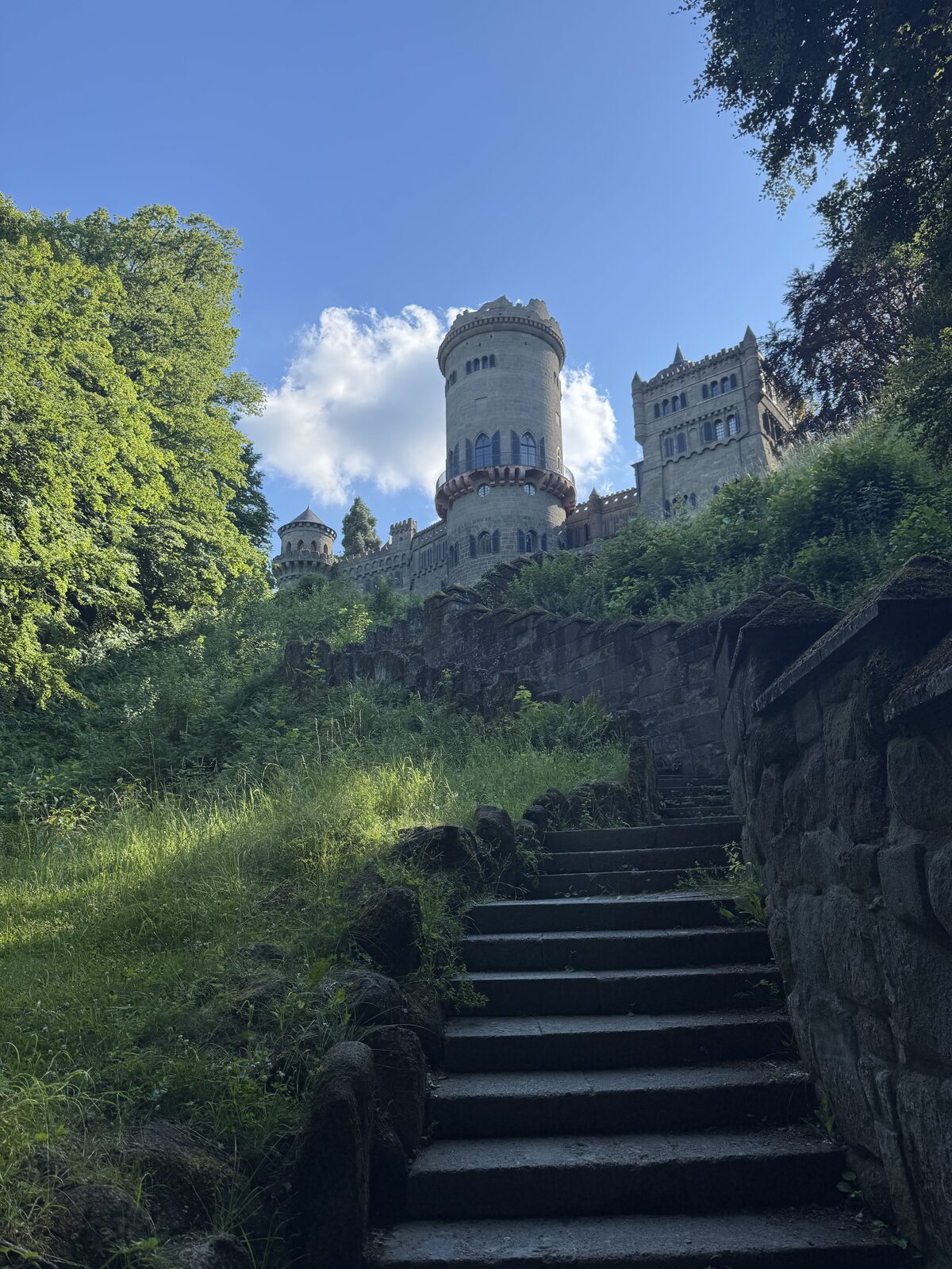 Steintreppe führt hinauf zu den Türmen der Löwenburg